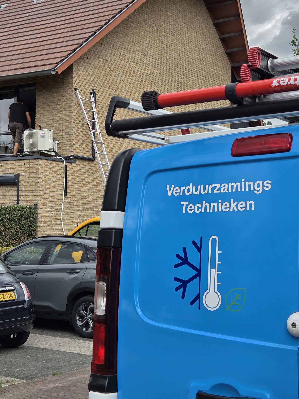 Monteur van Verduurzamings Technieken aan het werk bij een airco-installatie
