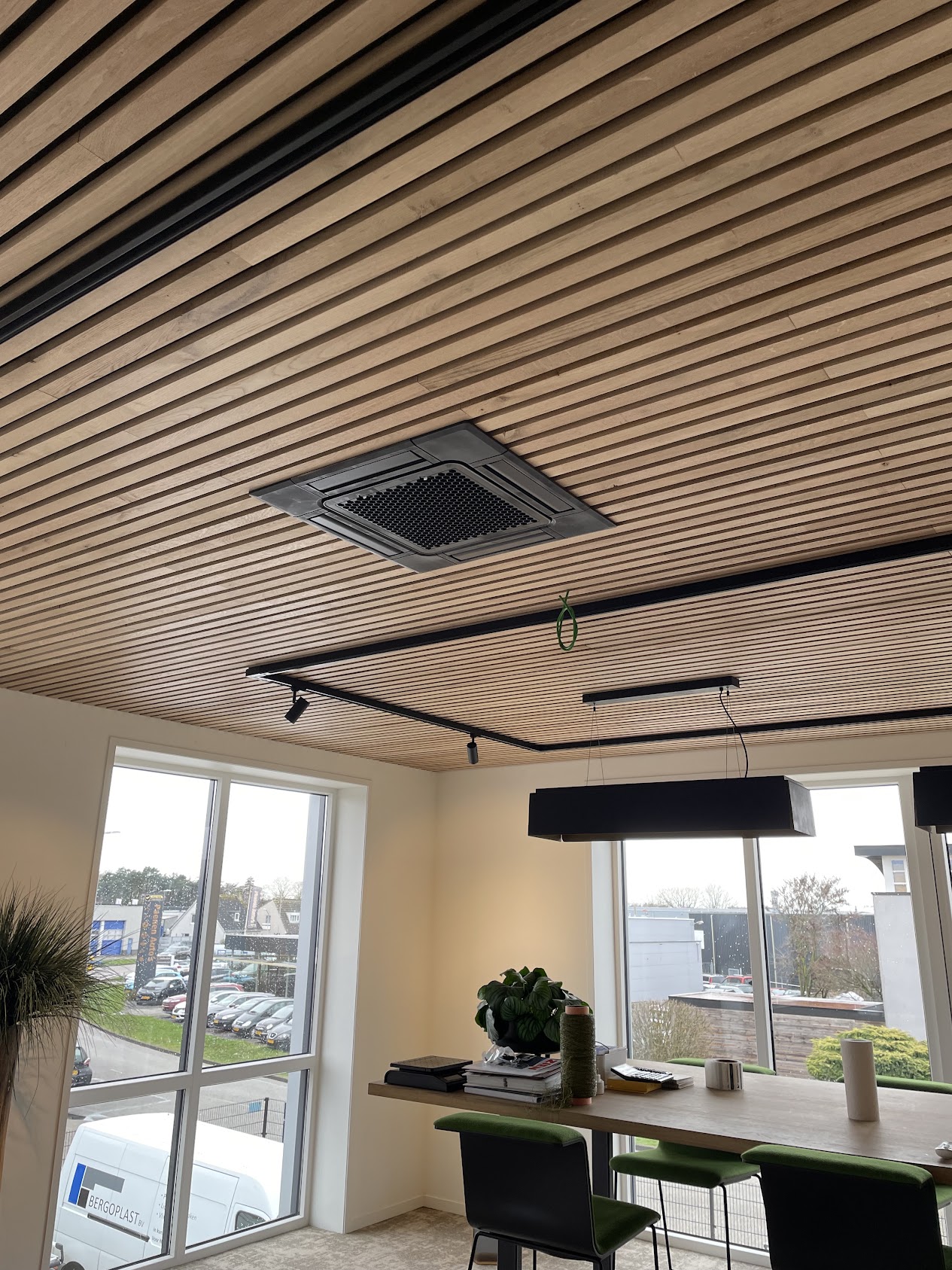 Cassette airco netjes verwerkt in een plafond